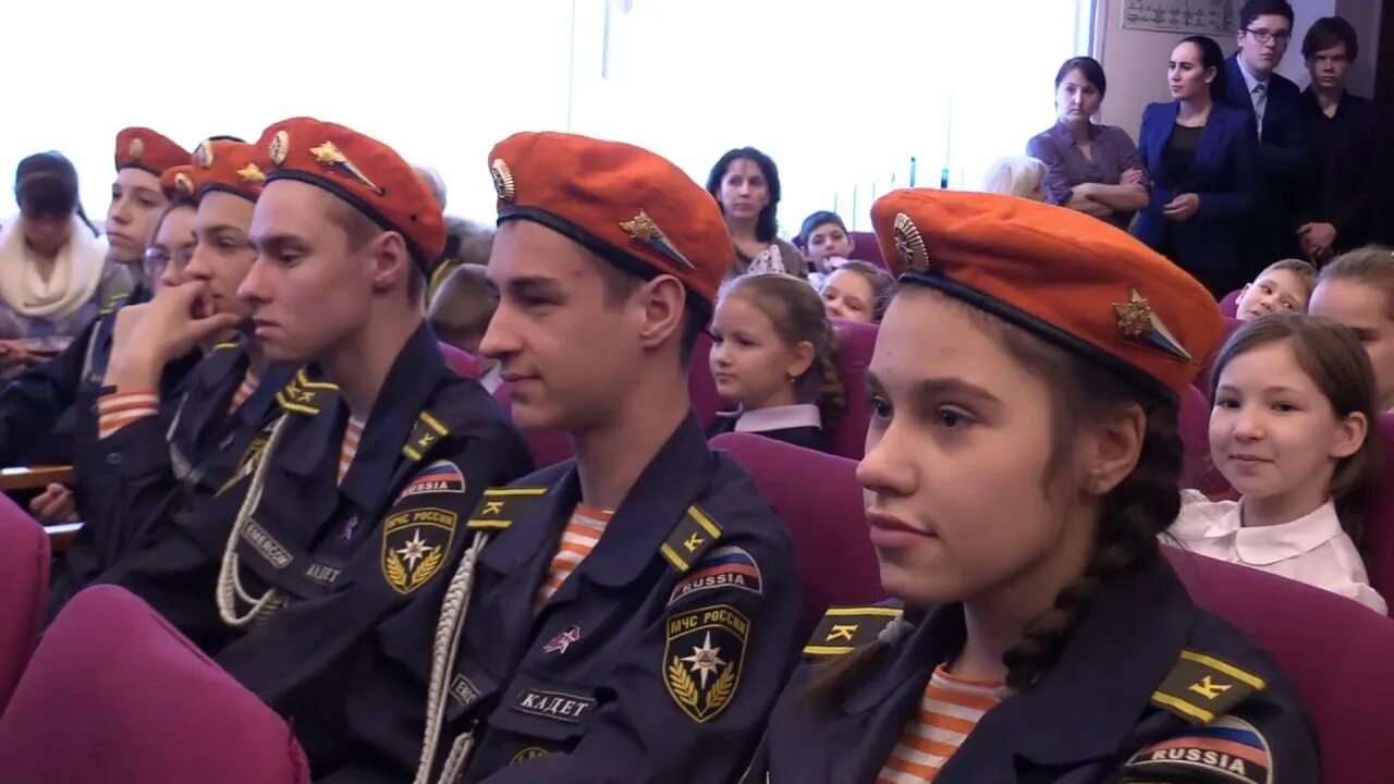 Пожарные кадеты. Кадеты новости. Пожарные кадеты. Пожарно-техническая выставка ул. Мухен большая школа кадеты и пожарка.