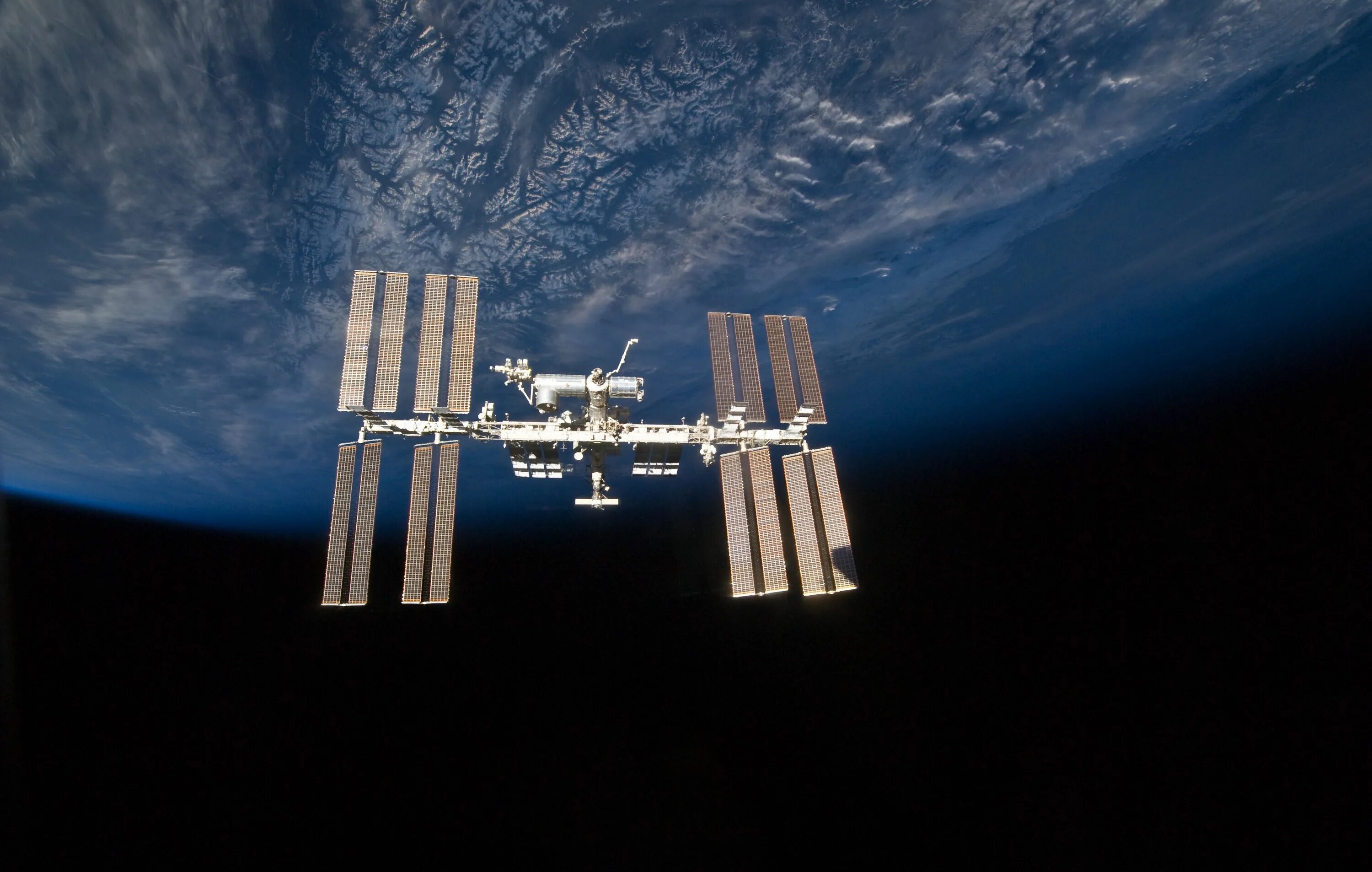 Международная космическая станция находящаяся на околоземной орбите. Международная Космическая станция ISS. Космическая орбитальная станция МКС. МКС В 2002 году. Спутник НАСА станция МКС.