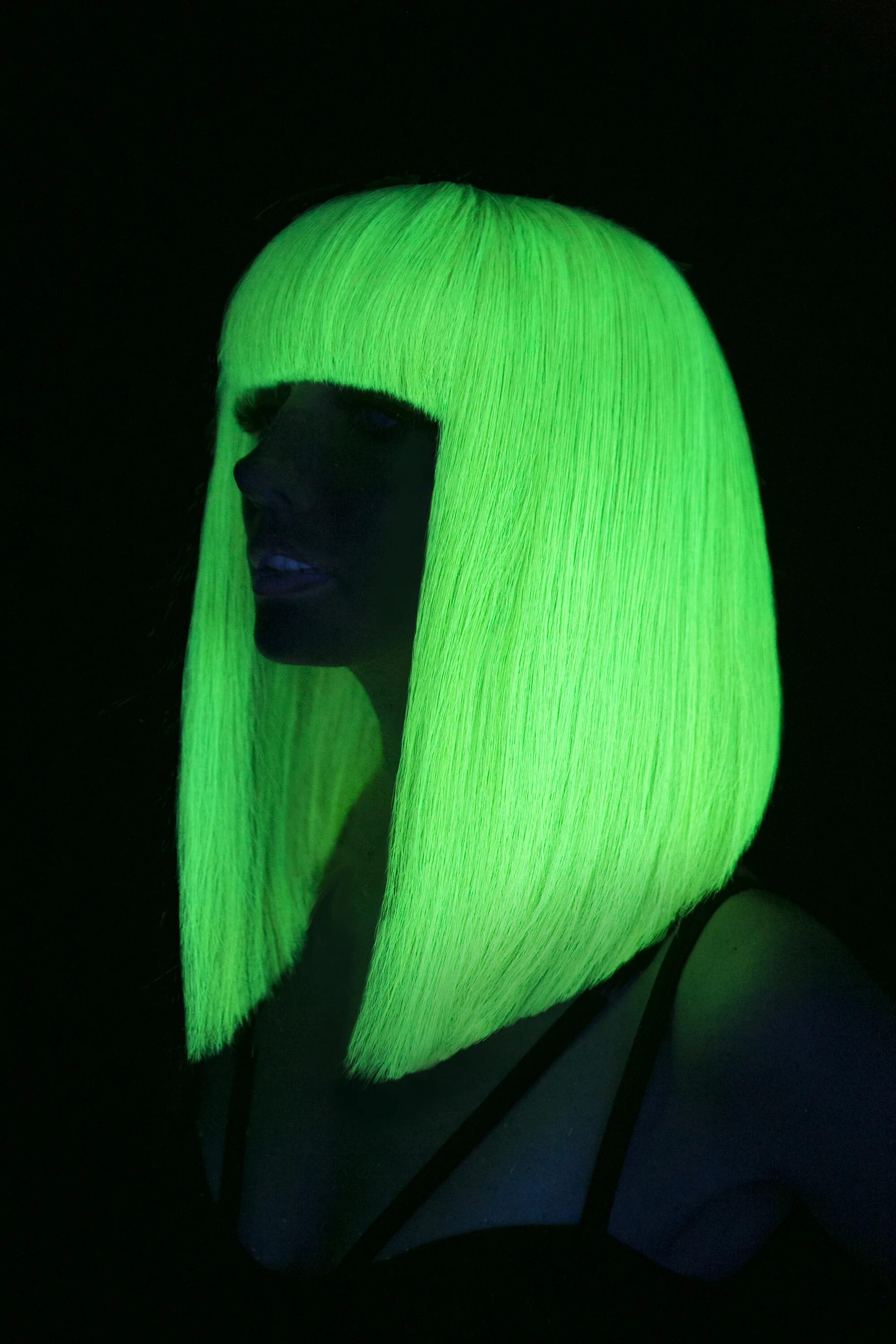 Зеленая затылка. Неоновая краска для волос. Люминесцентная краска для волос. Кислотный цвет волос. Флуоресцентная краска для волос.