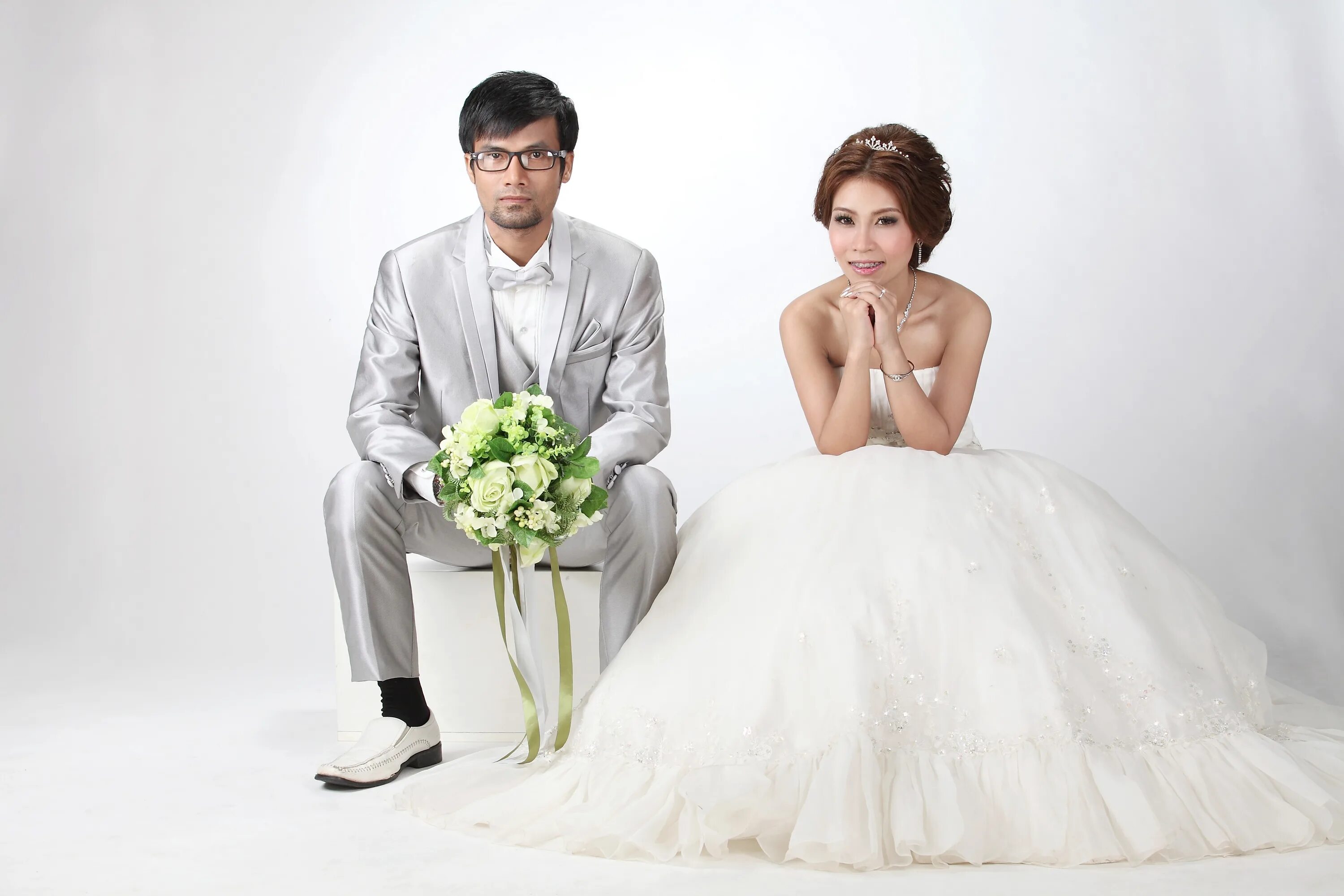Невеста Азия. Азиатская свадьба. Жених и невеста Азия. Китайские жених и невеста.