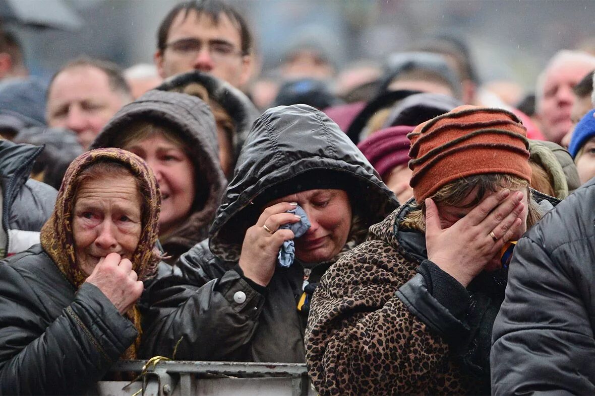 Раздаются возгласы. Россияне плачут. Человек плачет. Толпа плачущих людей. Много людей плачут.