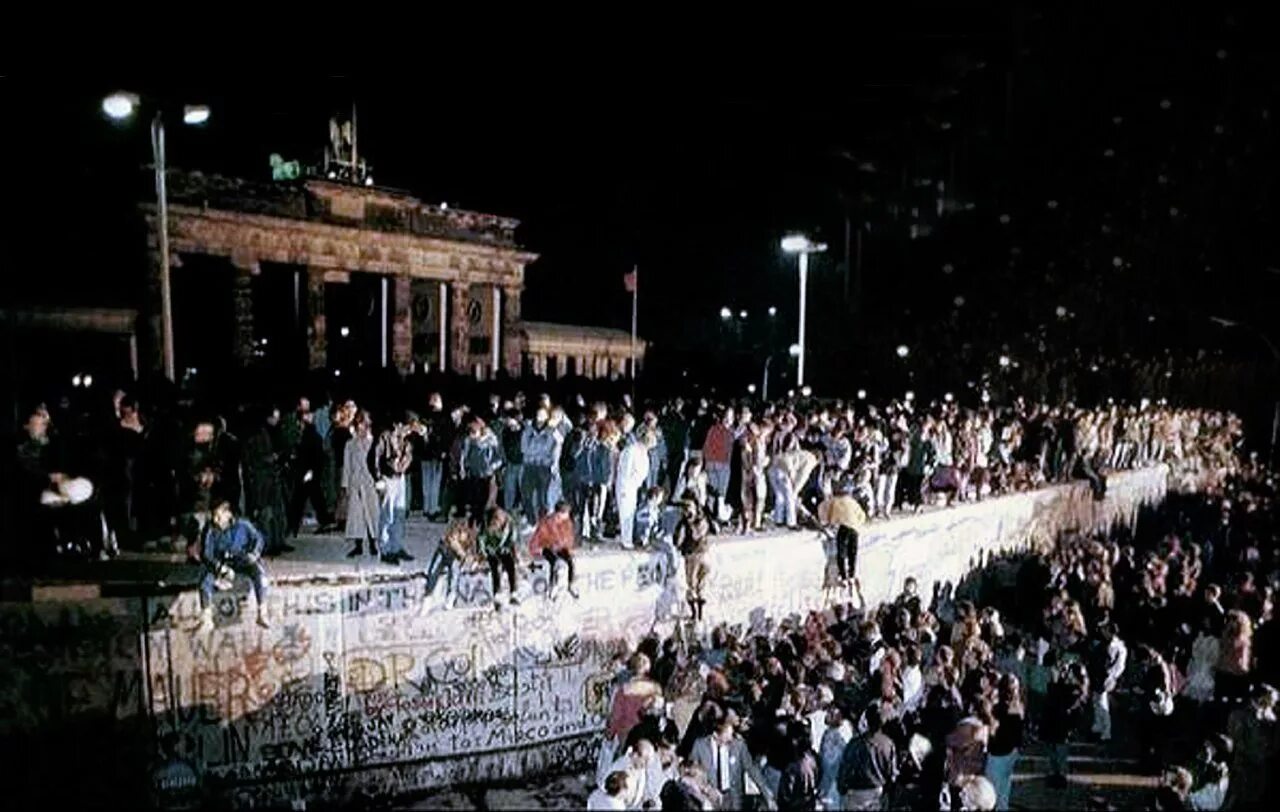 3 октября 1990. Объединение Германии 1990 стена. Берлинская стена 1990. Крушение Берлинской стены 1989. Объединение Германии 1989.