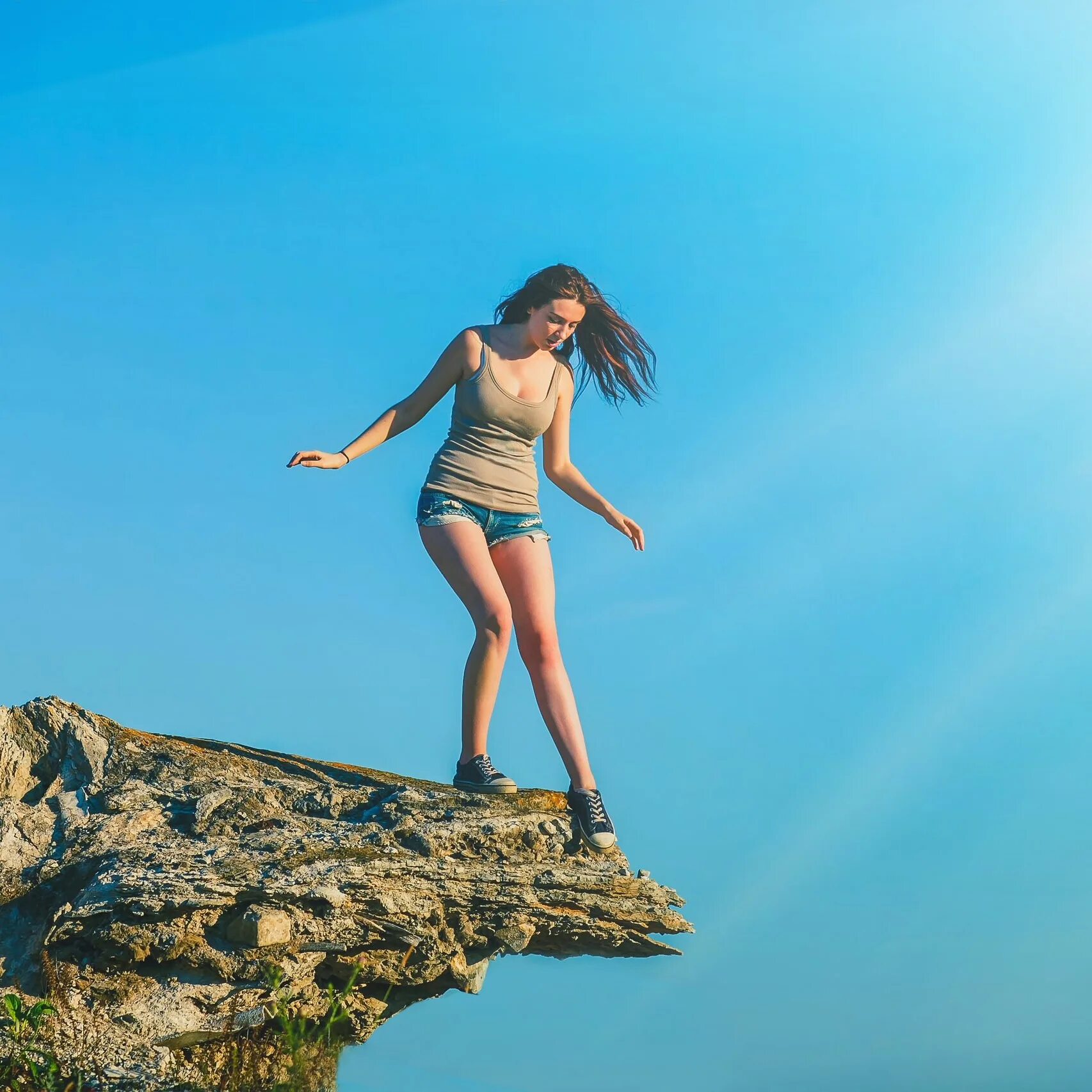 Голубая лагуна геленджик сосновка. Димитровское водохранилище красная круча. Красная круча памятник в оренбургской области. Круча 5 букв. Обрывистый берег моря.