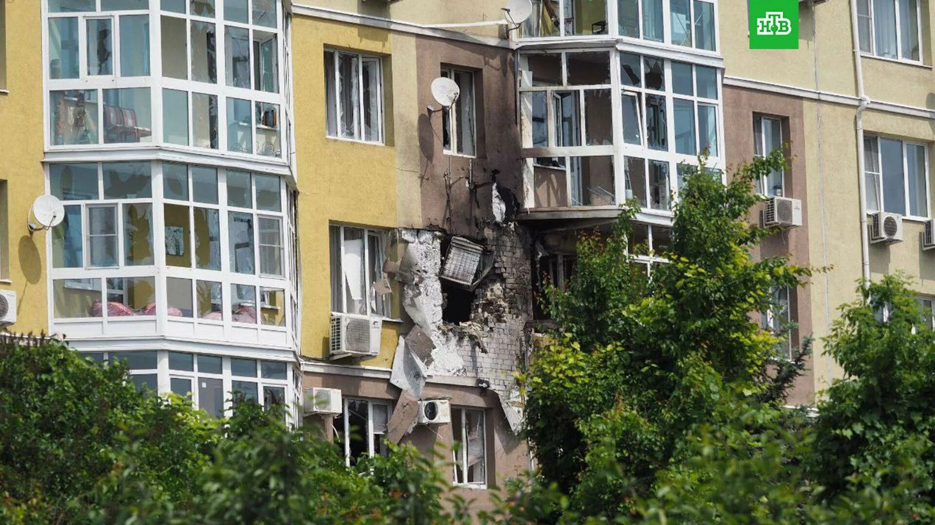 Татарстан дрон взрыв. Многоэтажные дома. Взрыв газа в доме. Многоэтажный дом в России. Окно дома.