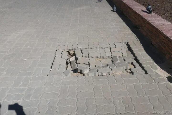 Провал. В образовавшийся провал панически высовывалась статуя. Провалился асфальт в москве. Ямальский кратер. Тульский провал.