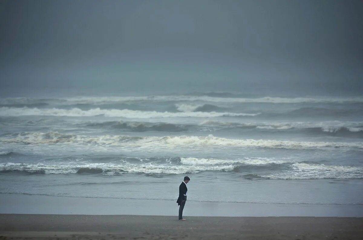 Грустью море не. Море одиночество. Одинокий человек на берегу. Одинокий человек у моря. Одиночество на берегу.