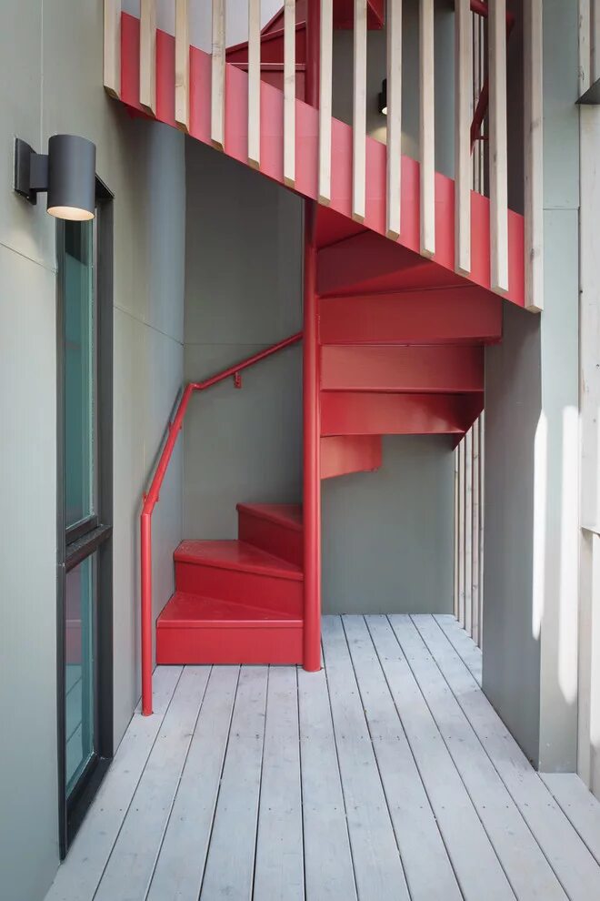 Красные ступеньки. Ограждение антресоли. Яркая лестница. Лестница в доме. Красная лестница.