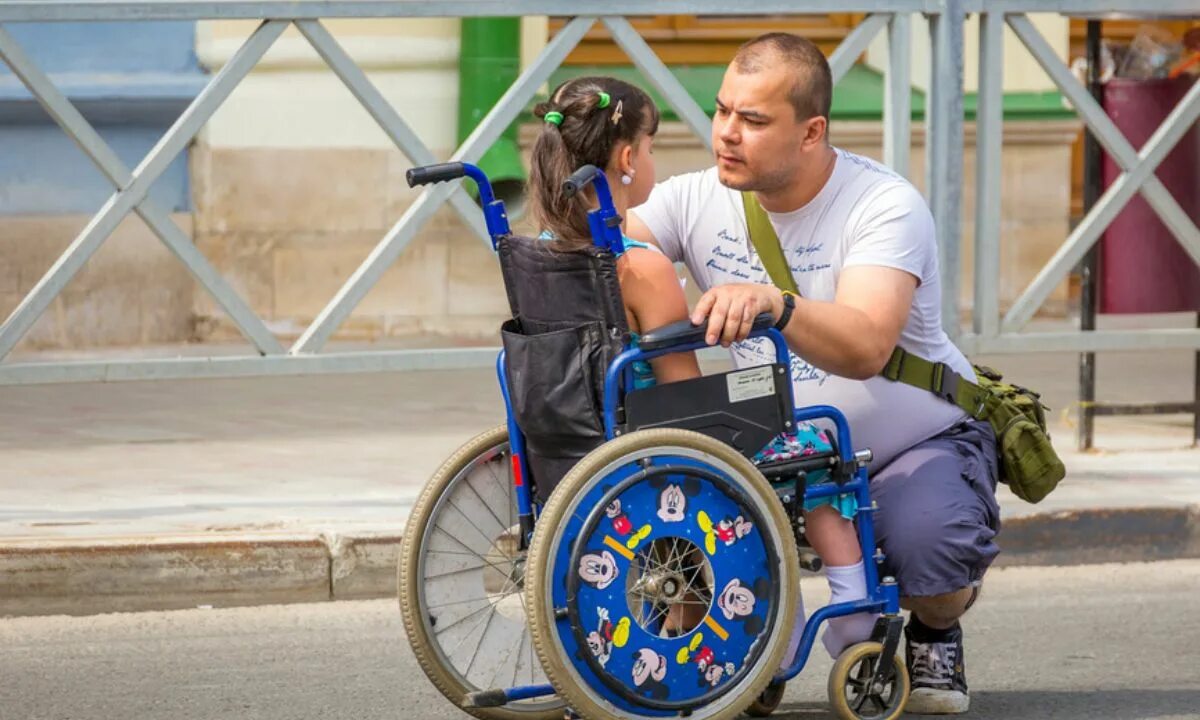 Мобилизация отцов детей. Инвалид. Дети инвалиды. Ребенок инвалид колясочник. Семья с инвалидом.