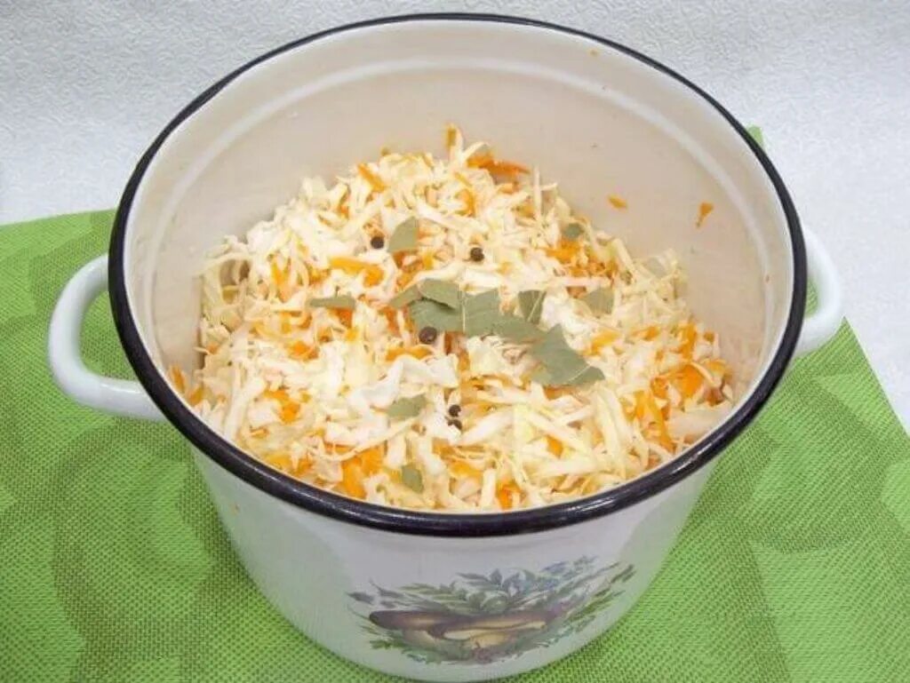 Капуста на зиму в кастрюле хрустящая. Капуста квашеная в кастрюле. кастрюля для квашения капусты. эмалированная кастрюля для квашения капусты. стеклянная посуда для квашения капусты.
