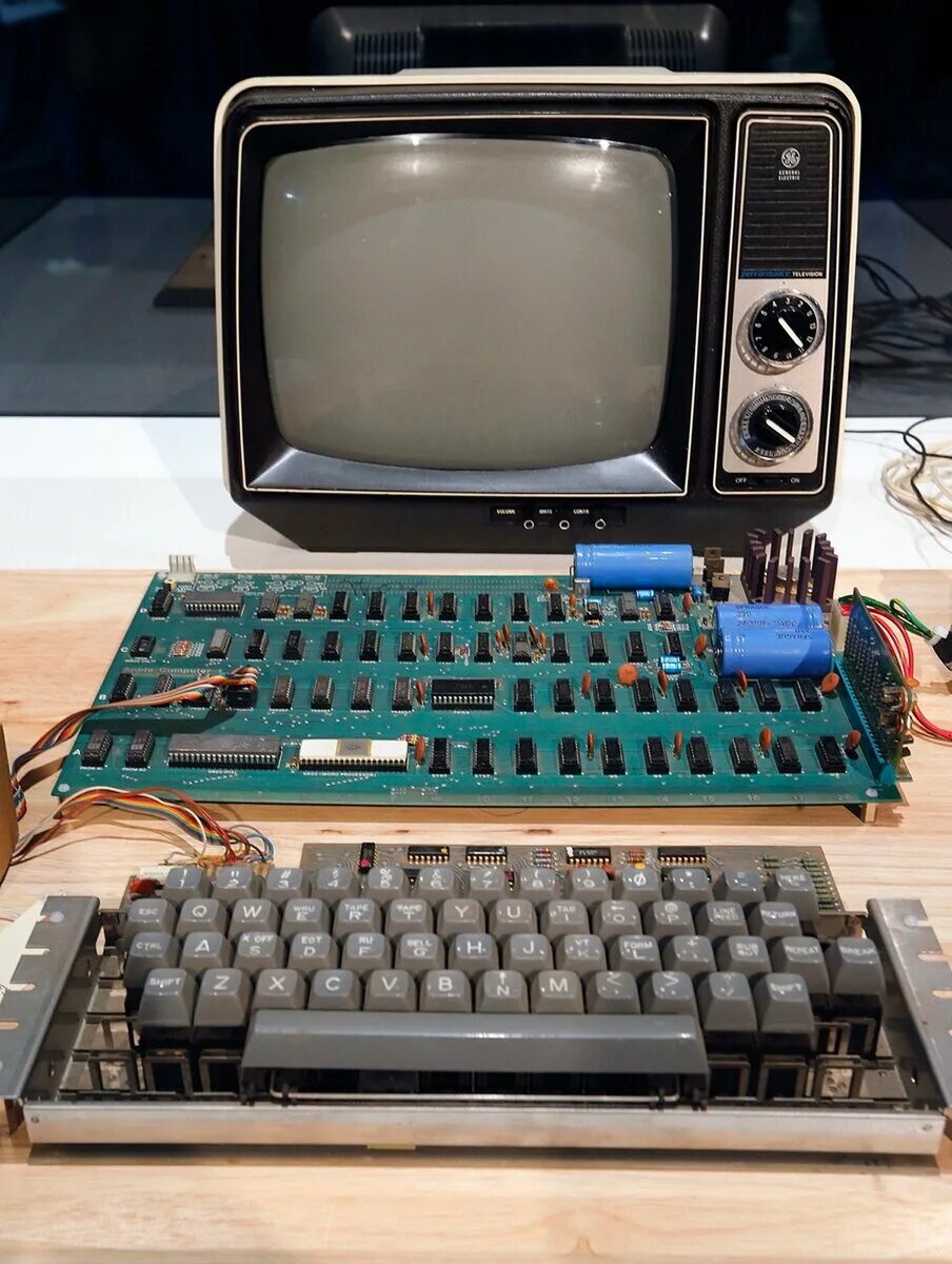 First apple. Apple 1. Компьютер Эппл 1976. Первый компьютер Эппл 1. Самый первый компьютер Эппл 1976.