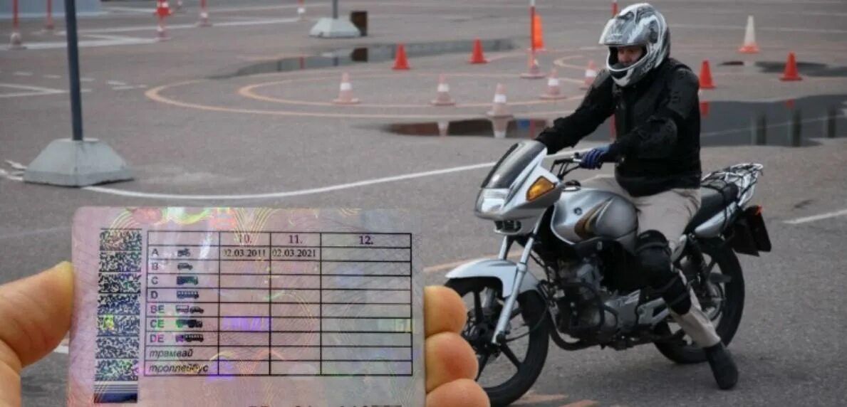 Водитель мотоцикла с правами.