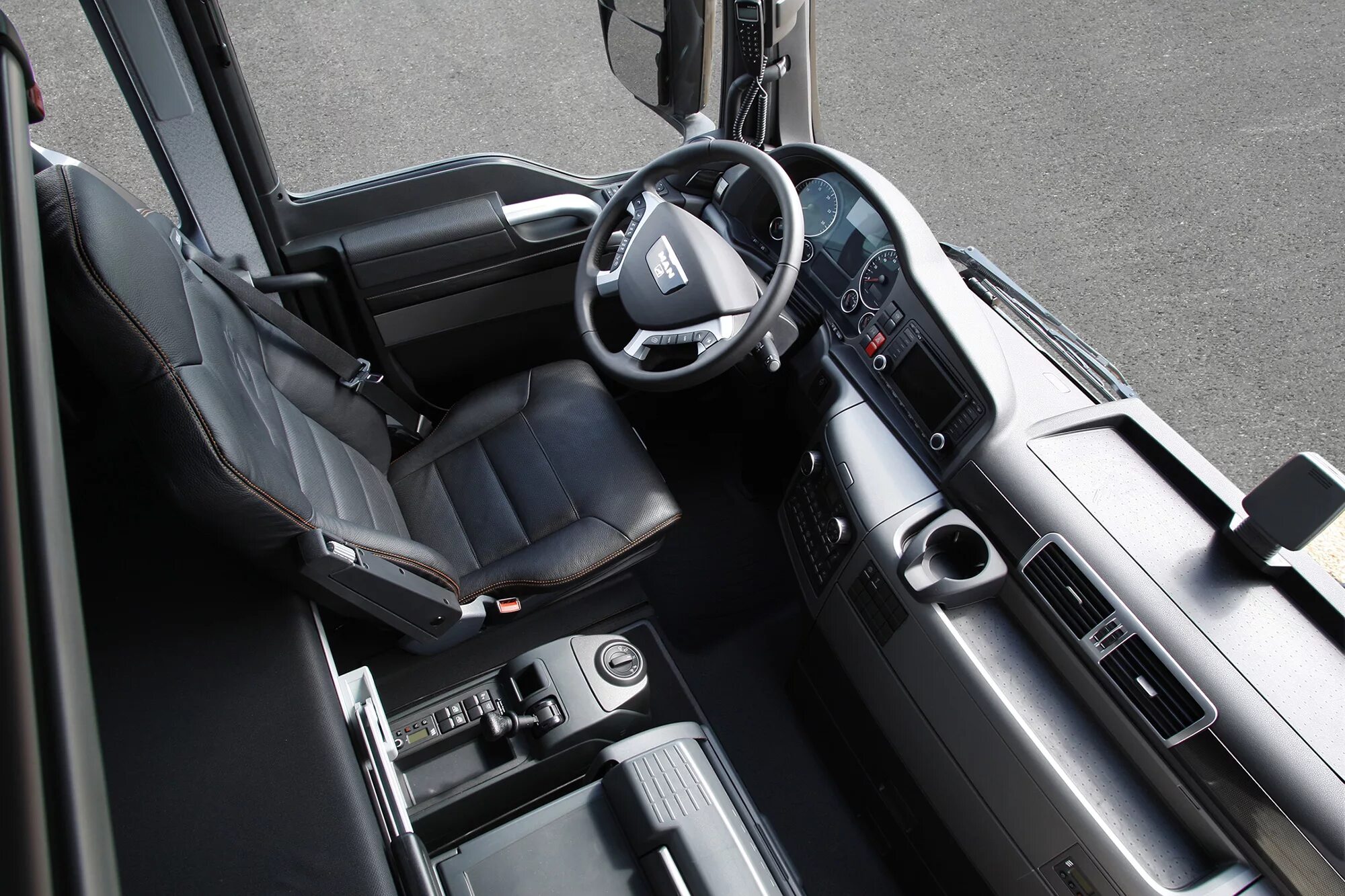 Ман тгх управление. Салон ман тгх 2018. ман тгс 2008 салон. man tgx 2025 кабина. man tgx 18.440 кабина.