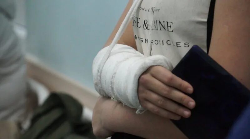 Варламов сломал руку. Перелом руки травмпункт. Сломанная рука в гипсе в больнице. Варламов сломал руку. Драка в петербурге в полиции.