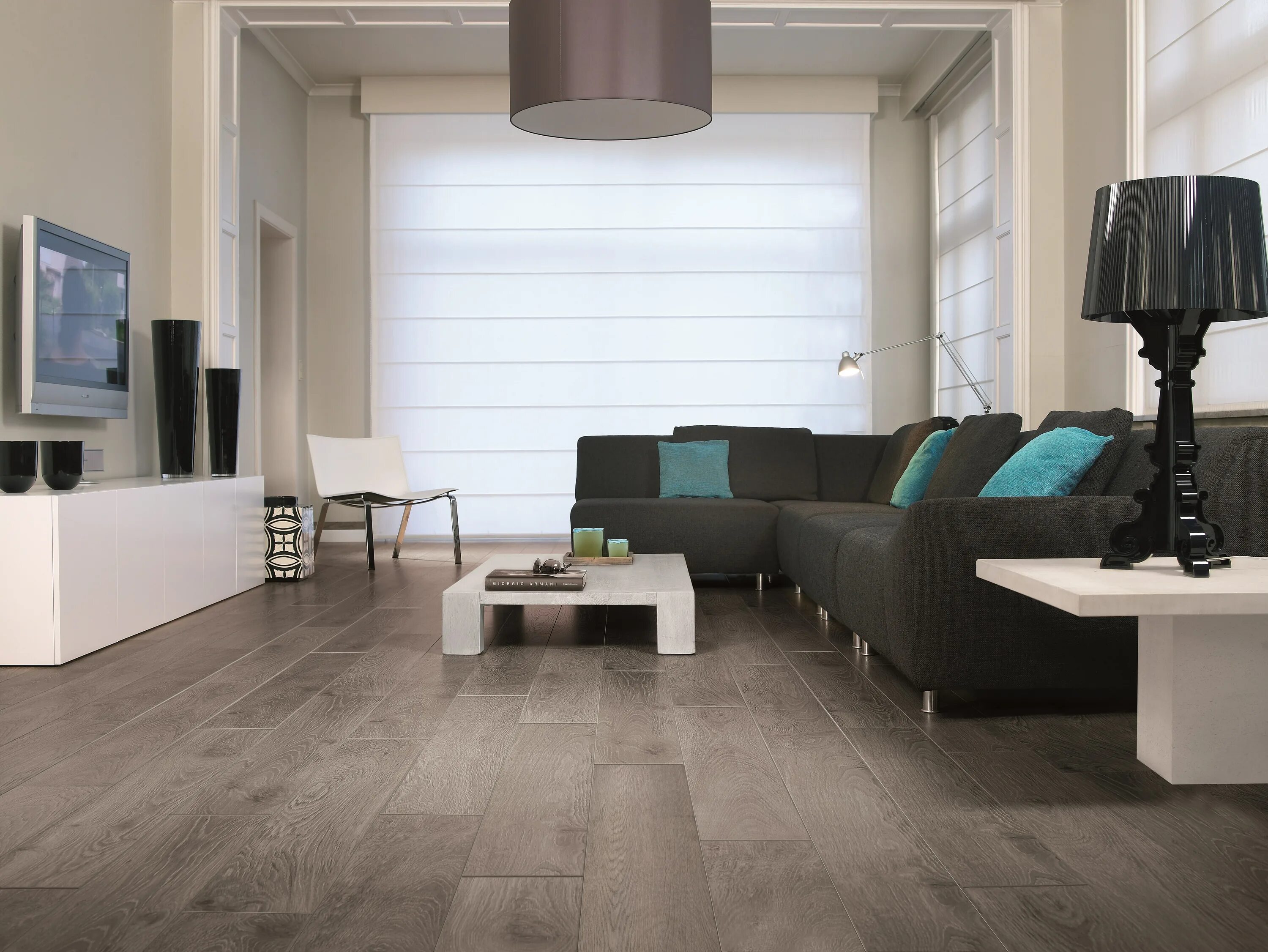 Серые полы в интерьере какие стены. Светло серые стены. Светло серые стены. Светло серые стены в интерьере. Ламинат квик степ серый цвет в интерьере.