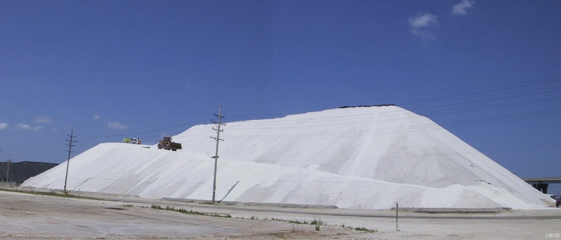 Каменная соль в горах. Соленая гора. Соляные горы камарга. Добыча соли в кыргызстане. Соляные горы.