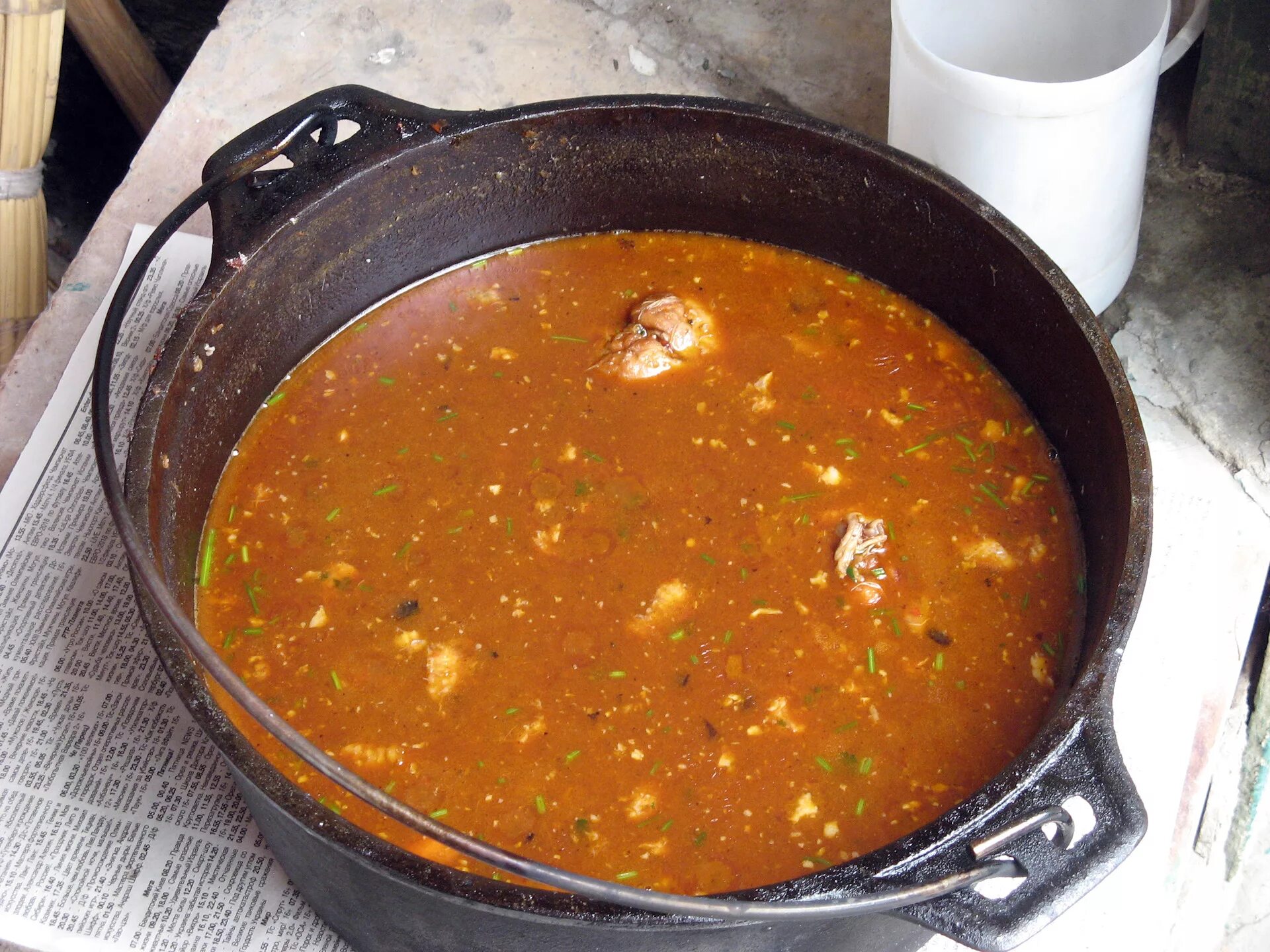 Рецепт горохового супа в казане. Шурпа в казане. Суп на костре. Суп в чугунке. Суп в казане на плите.