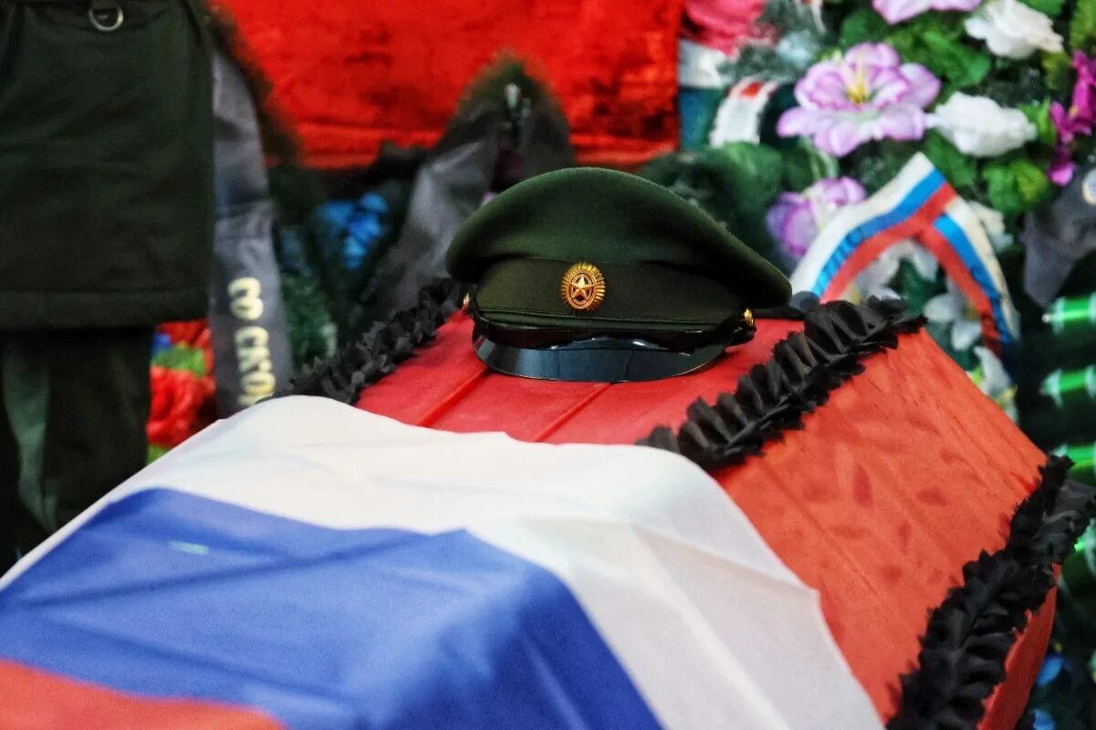 Похороны военнослужащего. Похороны военнослужащего погибшего на Украине. Прощание с солдатом. Погибшое солдаты Росси.