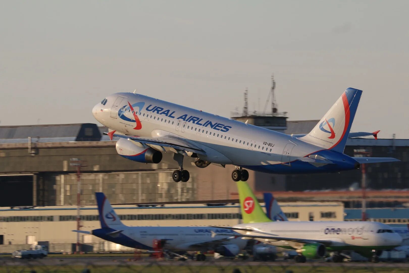 Corporate uralairlines ru. ОАО АК Уральские авиалинии. A320 Ural Airlines ночью. Урал , Аэрофлот s7. Uralairlines картинки.