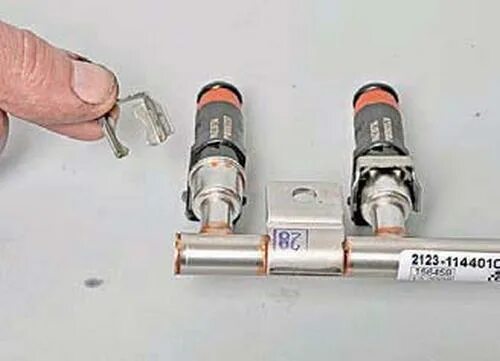 Форсунка ваз 21214 нива. Какие форсунки стоят на ниве. Топливные форсунки нива шевроле. Топливная форсунка нива 21214. Форсунка бош для 21214.