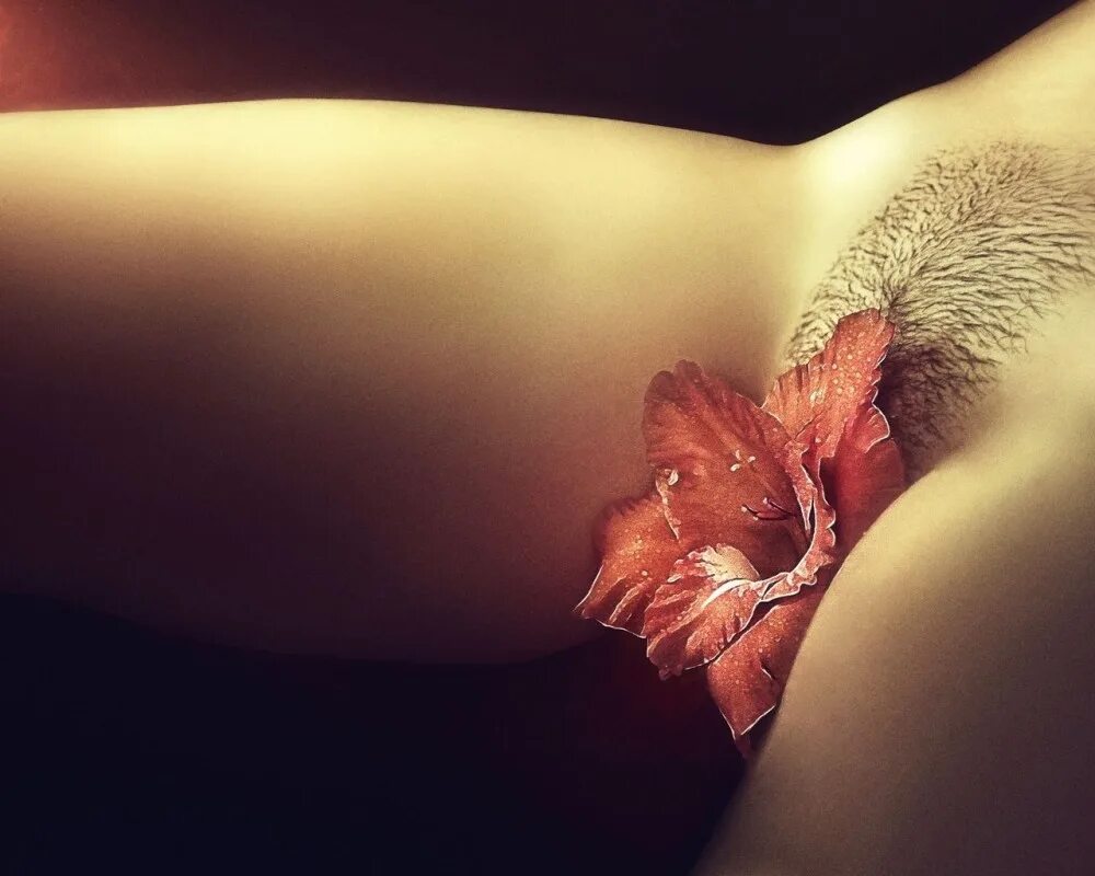 Желанная сучка красуется интимными местами