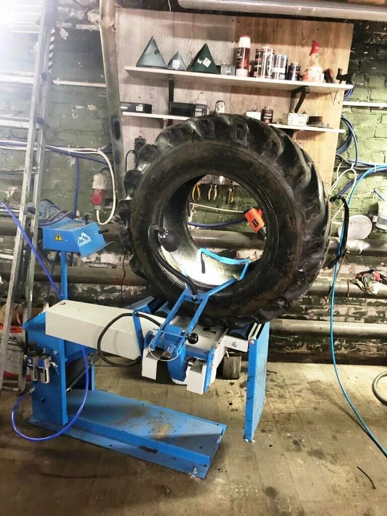 Трактора шиномонтаж. Грузовой шиномонтажный станок hofmann monty 5800. Грузовой шиномонтаж на трактор. Шиномонтаж для тракторов. Шиномонтаж тракторных колес.