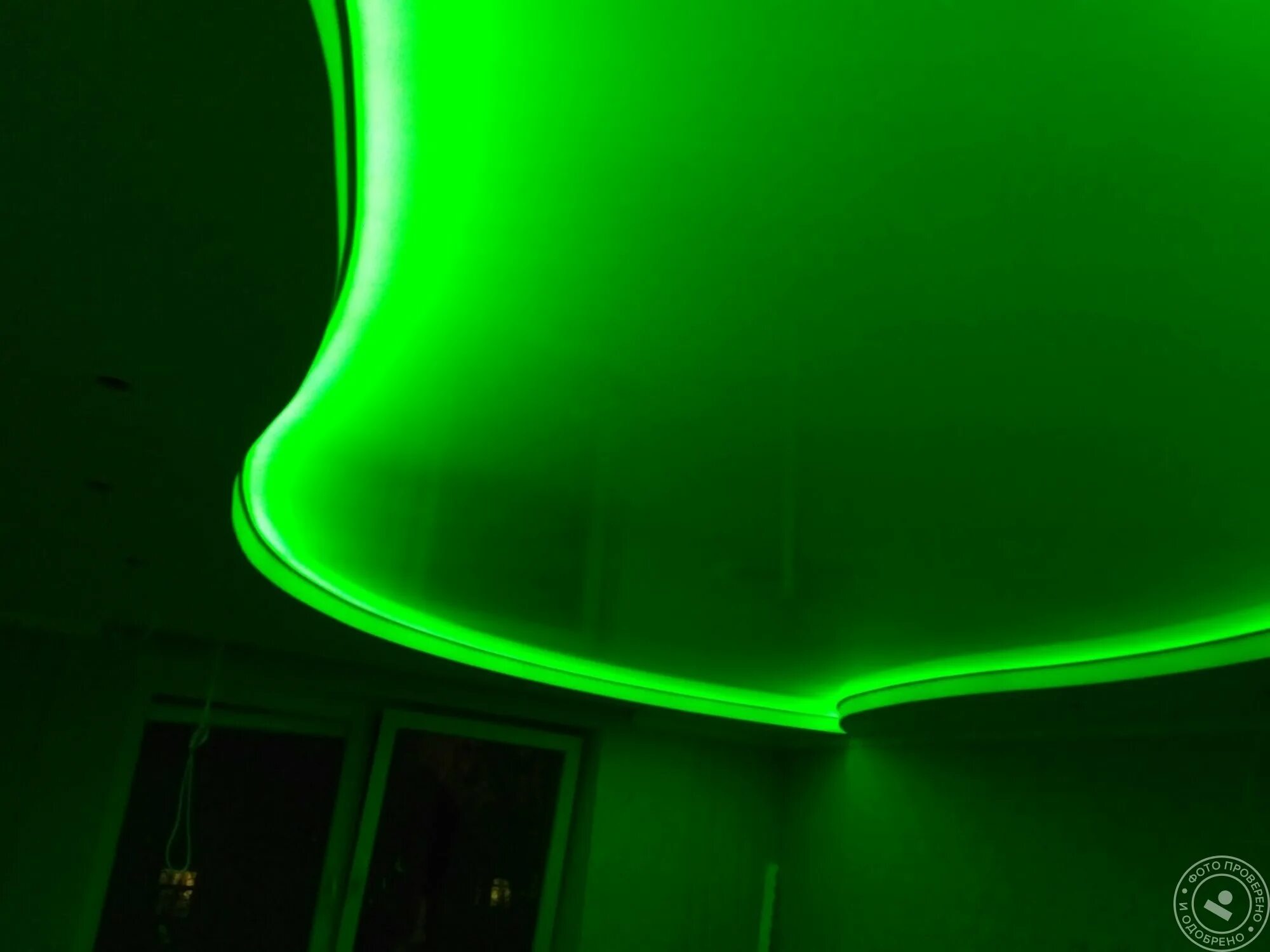 салатовый потолок. салатовый натяжной потолок. подвесной потолок двухуровневый с подсветкой. зеленый натяжной потолок. натяжной потолок салатового цвета.