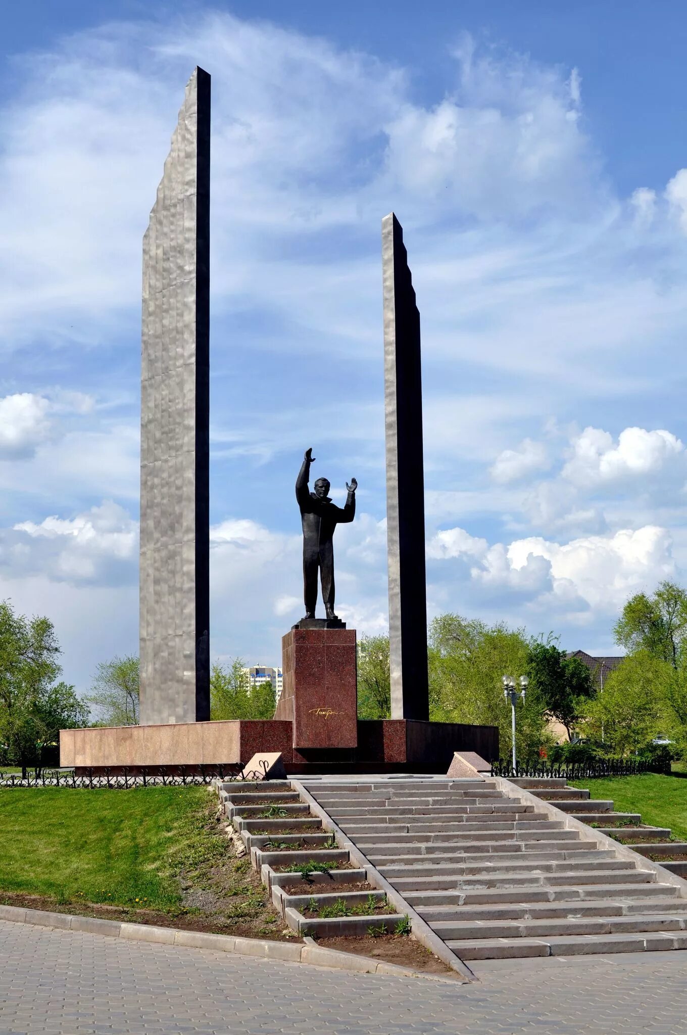 Памятник Юрию Гагарину (Оренбург). Гагарин памятник Оренбург. Статуя Гагарина в Оренбурге. Сквер Гагарина Оренбург. Чем известен оренбург