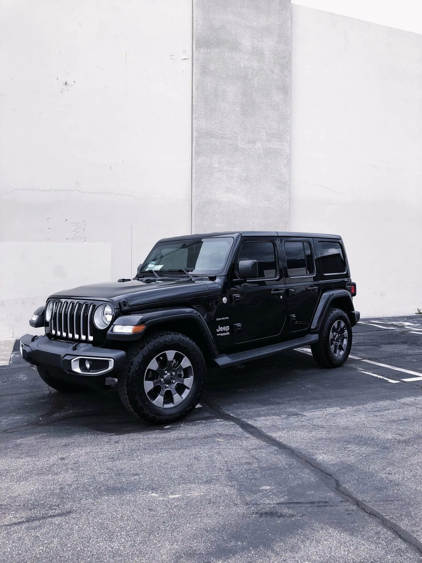 Машина джип черная. Jeep Wrangler Sahara 2020 черный. Jeep Wrangler 2014 черный. Wrangler Jeep Sahara черная. Джип Вранглер черный 2020.