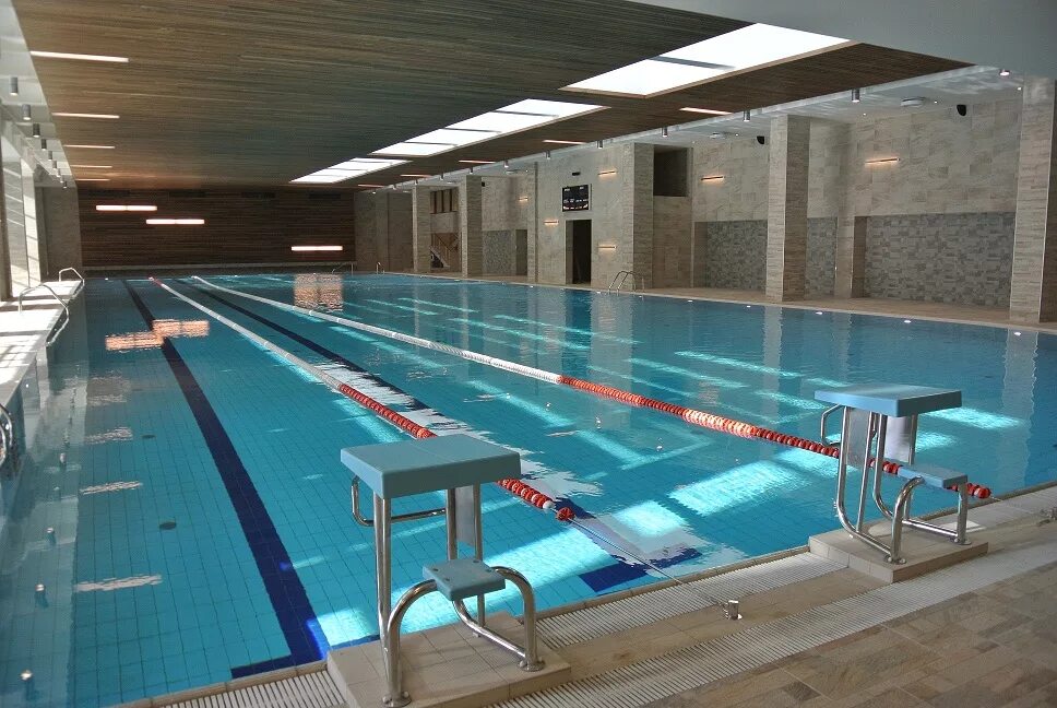 Бассейн сибирь. Клинический санаторий металлург сочи. Открытый бассейн сочи. Санаторий заполярье сочи аквапарк. Отель магадан сочи лоо.