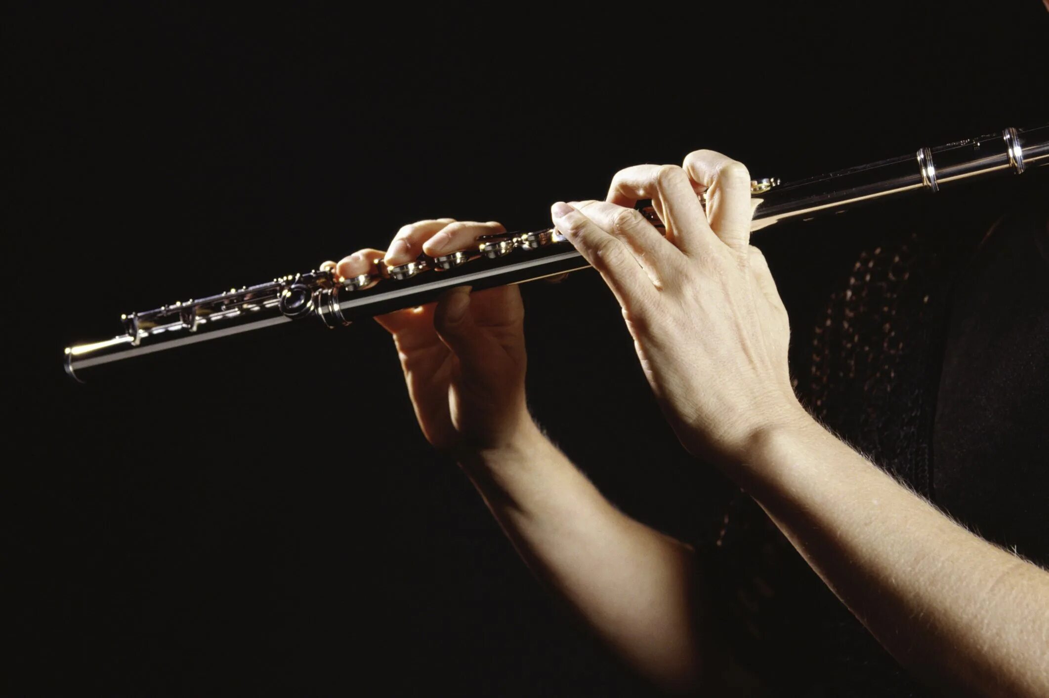 Flute. Исполнитель на флейте. Игра на флейте Эстетика. Флейта в руках. Исполнение на флейте.