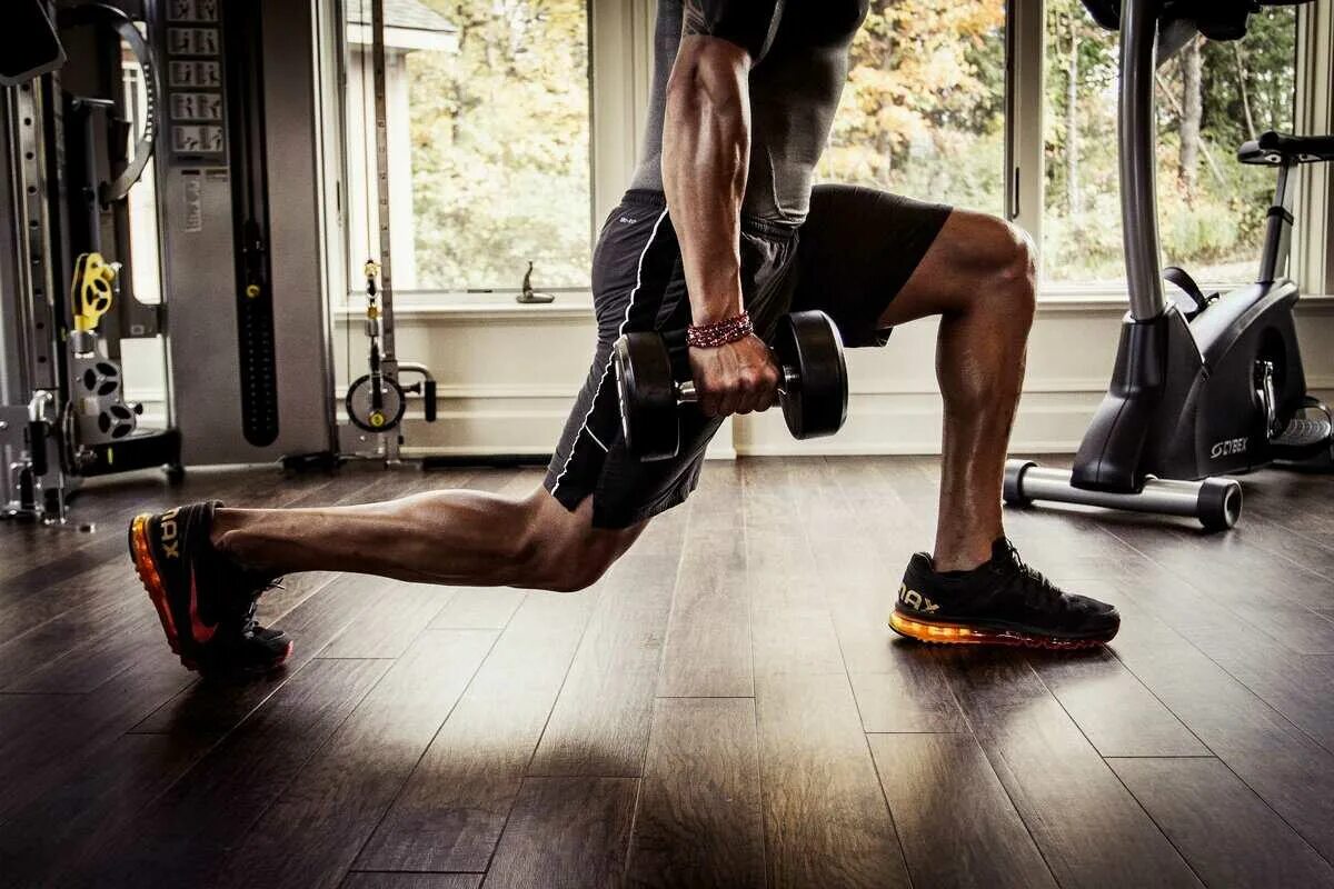 Тренировка ног. Ноги в зале для мужчин. Тренировка ног фитнес. Спортивные мужские ноги.