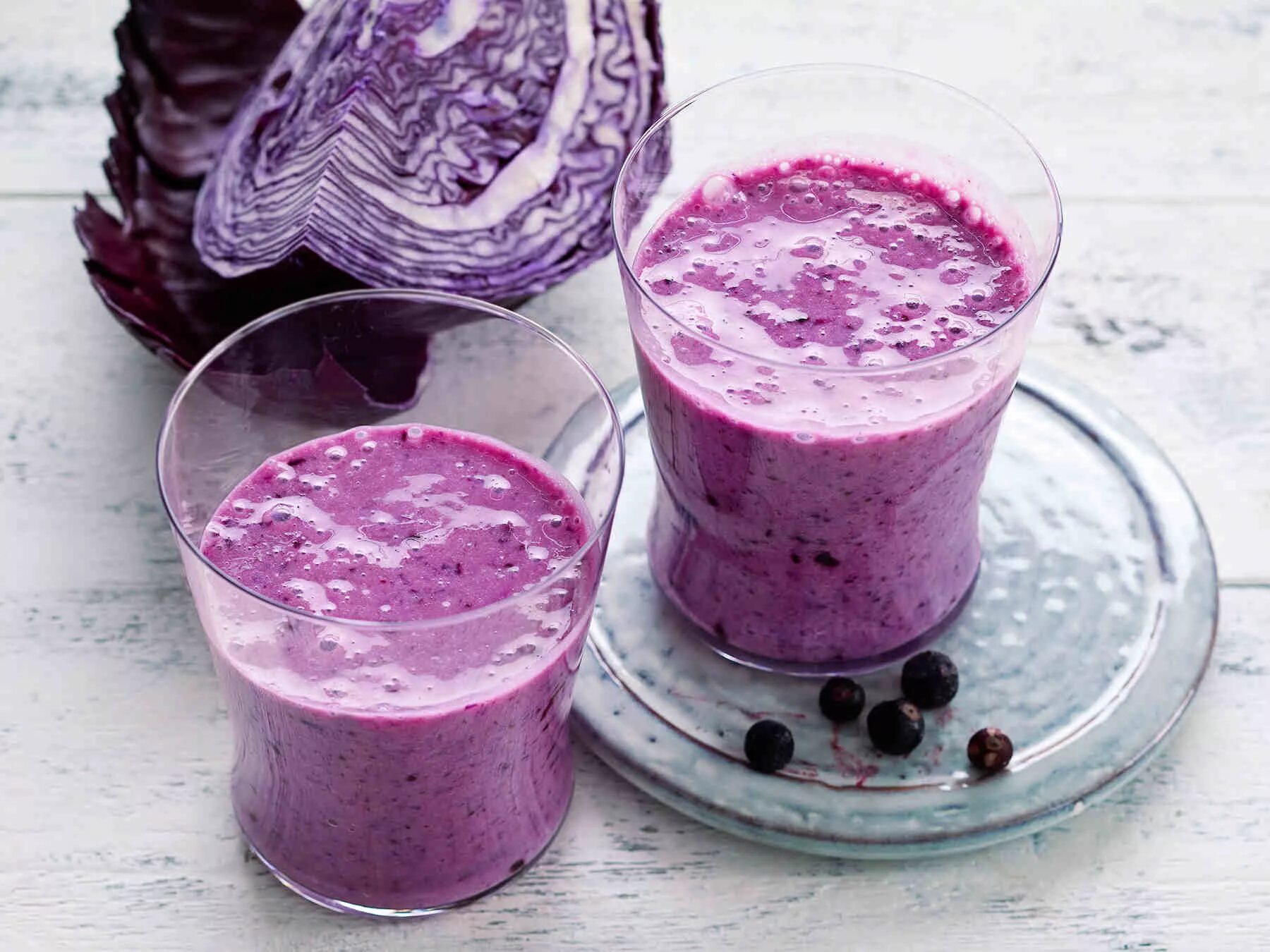 Милкшейк черная смородина. Смородиновый смузи. Смородиновый смузи. Смузи из красной смородины. Смузи черная смородина банан.