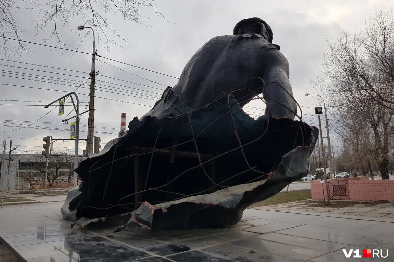 Дальнейшая судьба ростова. Памятник морякам Волжской военной флотилии Волгоград. Памятник морякам Волгоград Краснооктябрьский район. Памятник морякам Краснооктябрьский район. Новый памятник в Волгограде.