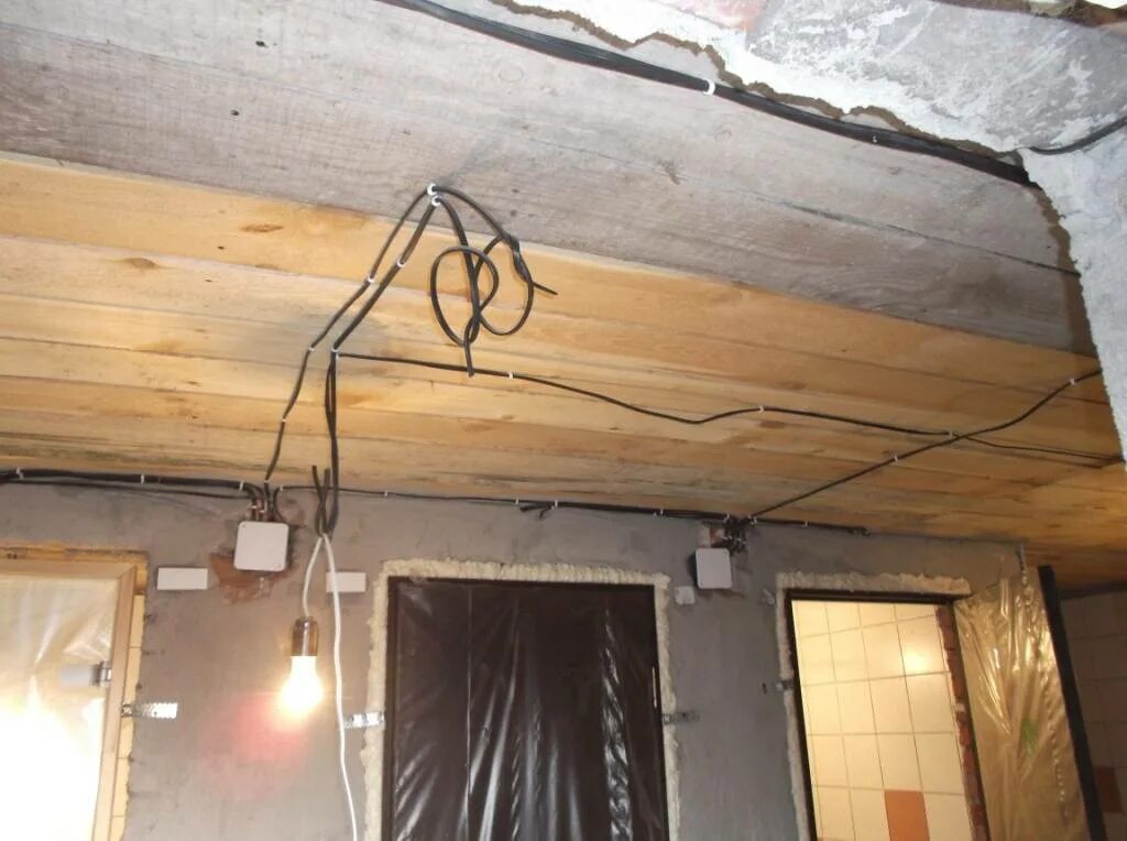 Монтаж электропроводки на потолке. Электрика на потолке. Прокладка кабеля по потолку.
