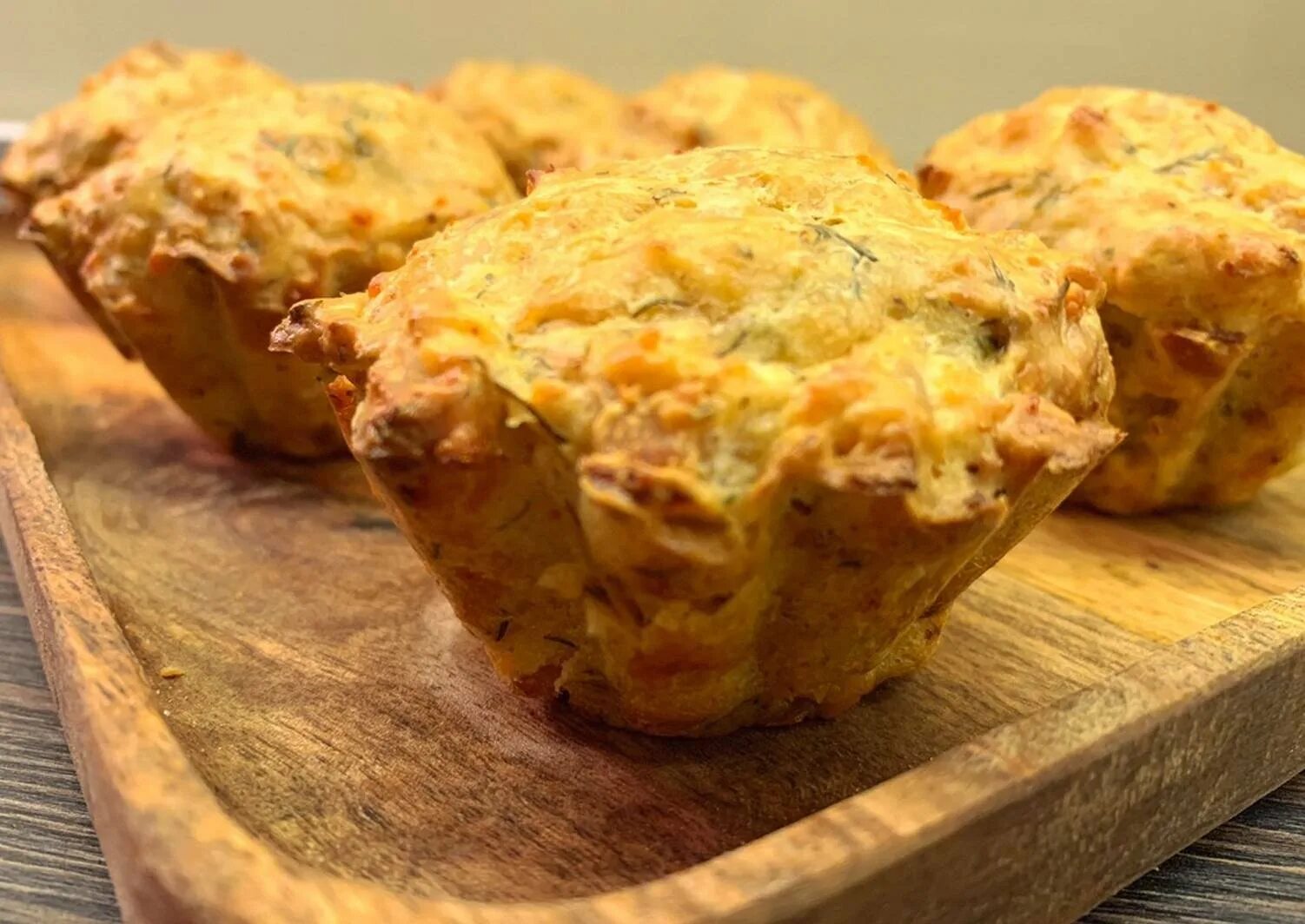 Куриные маффины. Куриные кексы в формочках. кексы из куриного филе. куриные маффины в духовке.