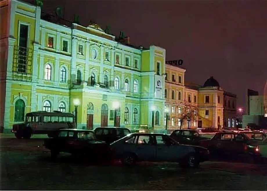 Жд вокзал оренбург газели. Привокзальная площадь оренбург. Жд вокзал оренбурга о вокзале. Памятник на вокзале в оренбурге. Асфто жд вокзал оренбург.