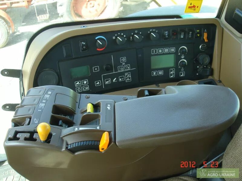 Кабина john deere 4040. Кабина трактора john deere 2020. Кабина john deere 8335r. Поливочный трактор джон дир пульт управления. John deere 8370 кабина.