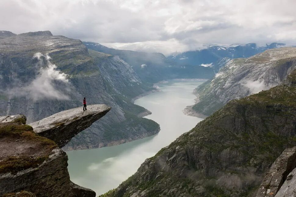 В мире есть такое место. Фьорды Норвегия Троллтунга. Гора скьеггедаль Норвегия. Фьорды Норвегии язык тролля. Скала Троллтунга (Норвегия).