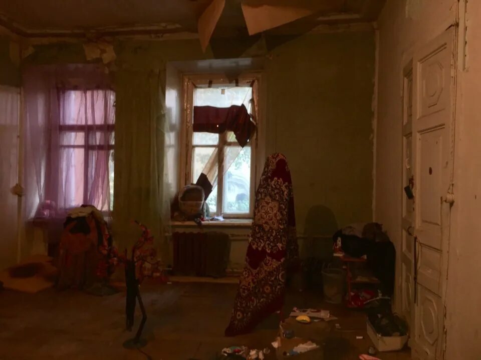 Коммуналка в центре москвы. Коммунальные квартиры в москве. Вечеринка коммунальная квартира. Комната в коммуналке. Коммуналка в москве.