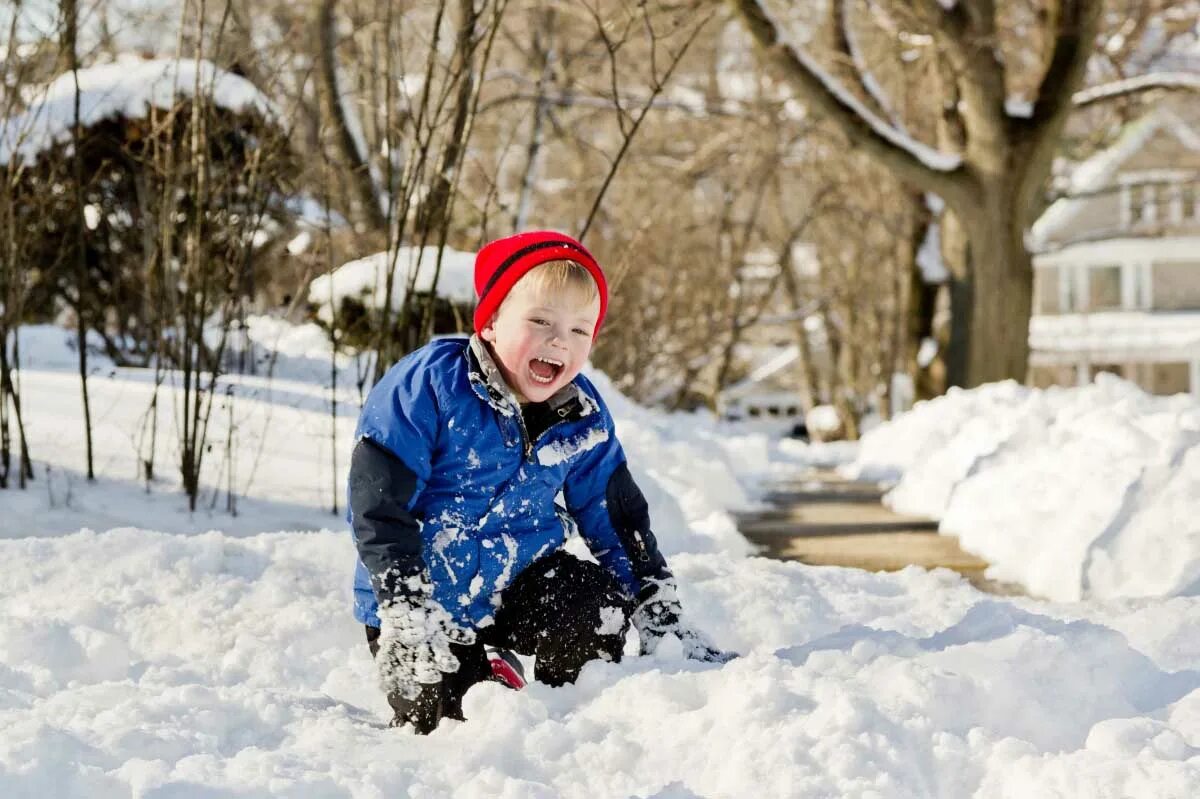 Подвижная игра снежки. Снежинки падают для дошкольников. Развлечения зимой. Дети играющие в снежки. Подвижная игра «снежинки, сугробы, сосульки».
