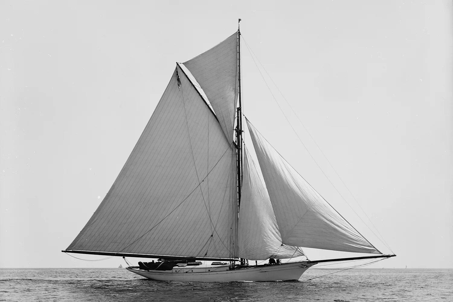 треугольный парус. косой треугольный парус. стаксель и кливер. треугольный парус. маленькие парусные суда.