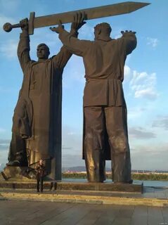 В каком городе установлен монумент тыл фронту