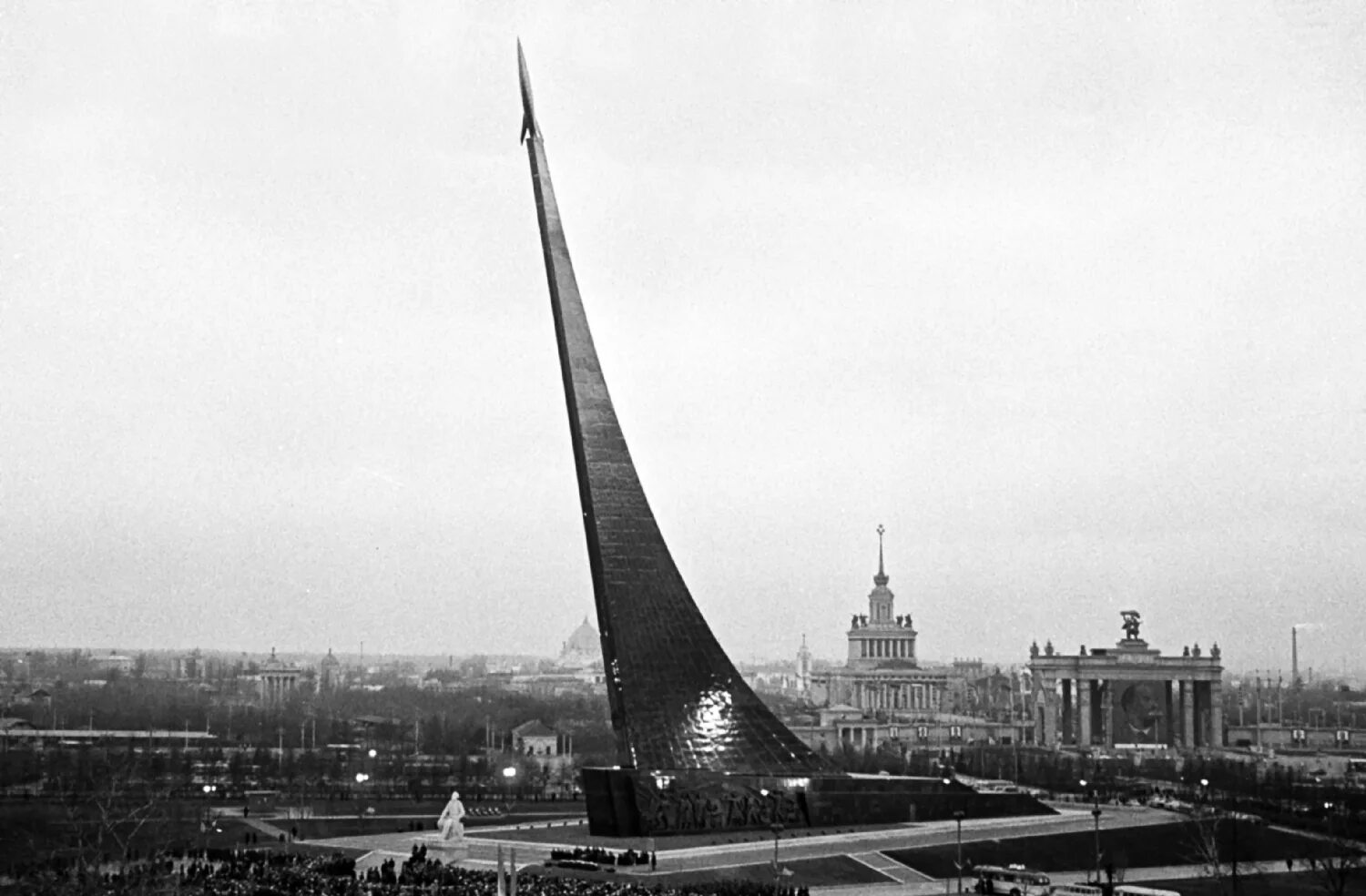 Памятник первому полету в космос. Памятник-Обелиск «покорителям космоса» — Москва. Монумент покорителям космоса в Москве. Памятник покорителям космоса на ВДНХ. Памятник покорителям космоса 1964.