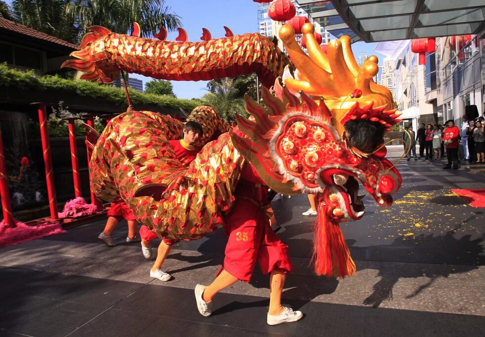 Где танцует дракон. Танец дракона в Китае. Танец дракона в Китае на новый год. Дракон маскарад Китай. Карнавал в Китае с драконами.