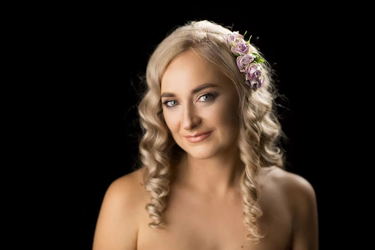 Женщина зимой. Алёнушка скульптура воронеж фото. Красивая девушка зима. 3 декабря девушка. Девушка наушники зима фото.