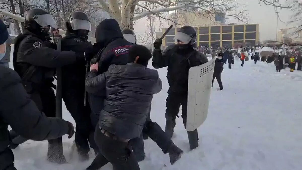 Омон драки. Протесты в Екатеринбурге ОМОН. Екатеринбург митинг ОМОН.