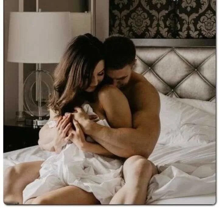 Intimate перевод. Мужчина и женщина в постели. Красивая любовь в кровати. Романтика в постели. Красивые страстные пары.