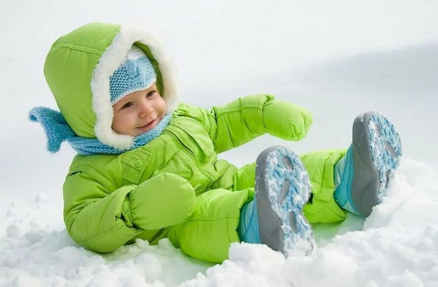 Дети зимой. Зимняя одежда для детей. Маленькие дети зимой. Дети на прогулке зимой. Какую шапку одевать ребенку