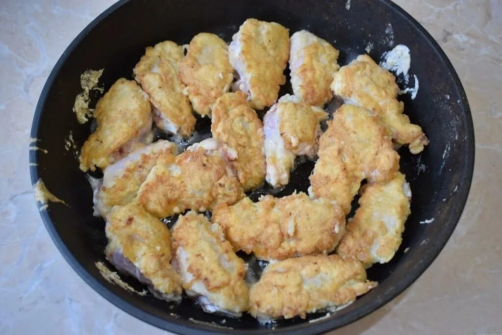 Куриное филе в кляре пошагово. Крылья в кляре. лук в кляре. крылышки в кляре на сковороде. лук в кляре на сковороде.