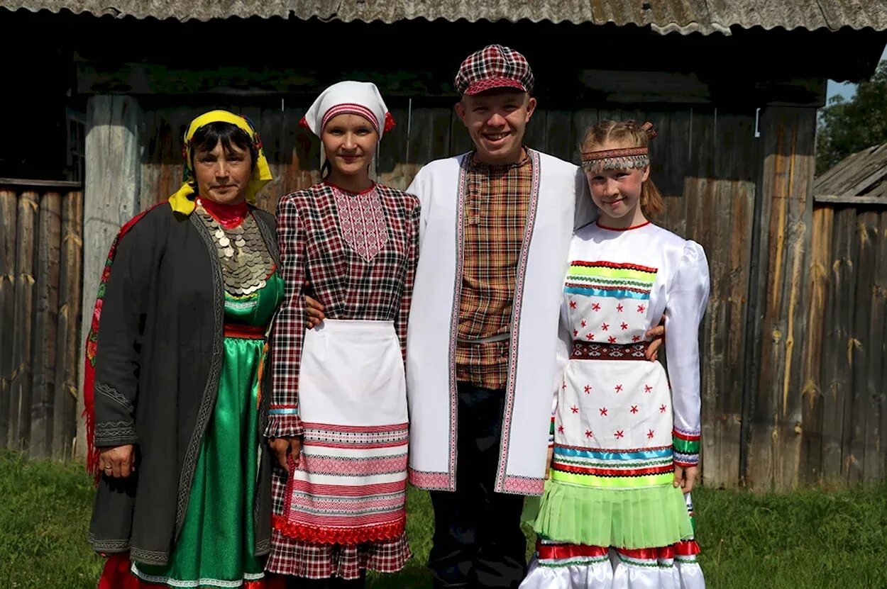 Марийцы черемисы. Марийская деревня в башкирии. Чуваши, удмурты, марийцы. Чуваши, удмурты, марийцы. Марийцы мари эл национальный костюм.